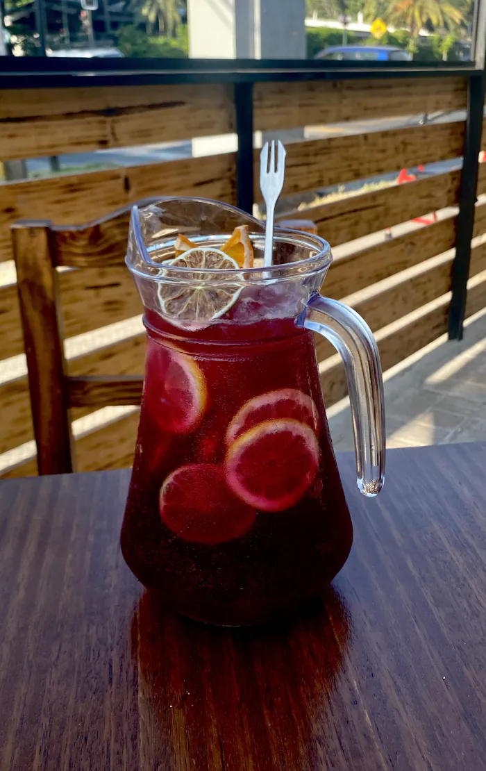 Jarra de sangría sobre una mesa de madera en la terraza de Impasto
