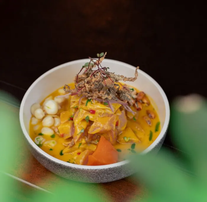 Ceviche en leche de tigre amarilla con choclo y camote, de Kechua