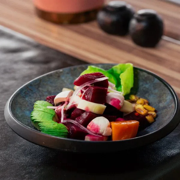Ceviche vegano de betarraga, champiñón, palta y camote