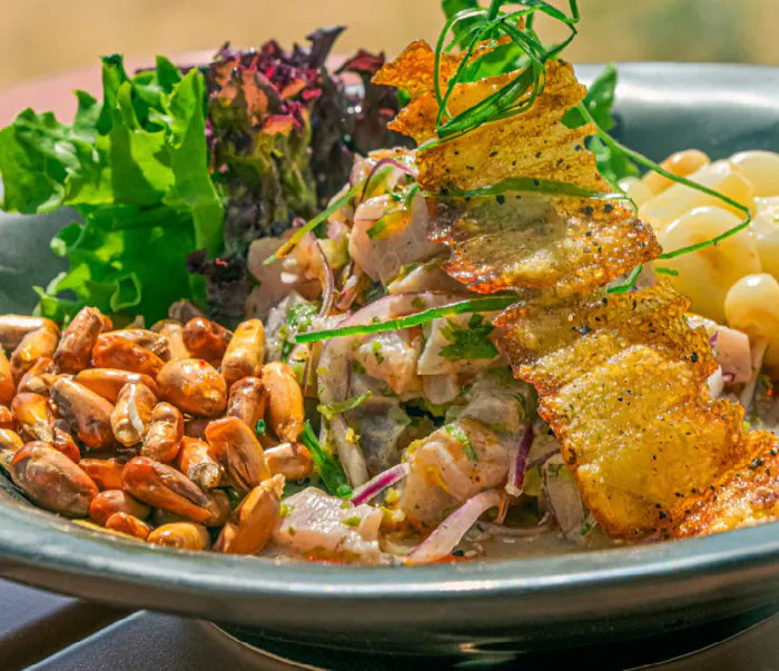 Ceviche con cancha, choclo y papa crocante